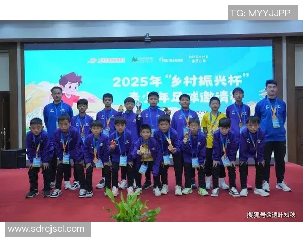 白血病小球迷与足球球星携手共战梦想勇敢追寻希望之光