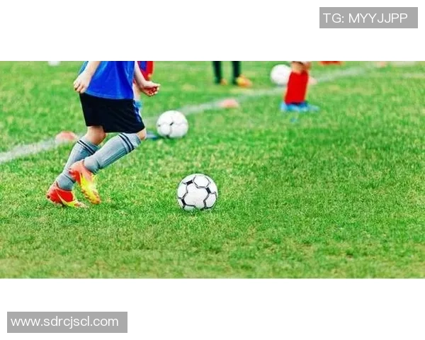 足球宝贝与球星亲密接触的背后故事揭示了哪些不为人知的秘密