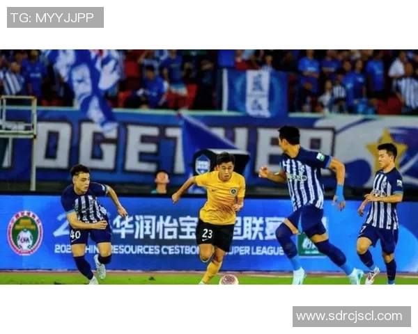 足球场外奇遇两大球星偶遇瞬间引发球迷热议震撼全场