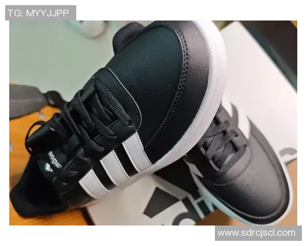 足球星板鞋融合时尚与运动潮流，打造舒适与个性兼备的街头新风尚